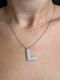 Colar letra L micro cravação Prata 925 Ródio