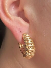 Brinco Meia Argola 24mm Trabalhada Vazada Prata 925 Ouro 18k