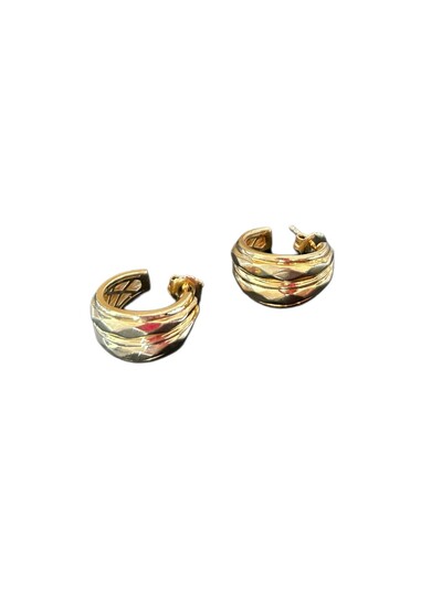 Foto Brinco Meia Argola Trabalhada Losango Prata 925 Ouro 18k