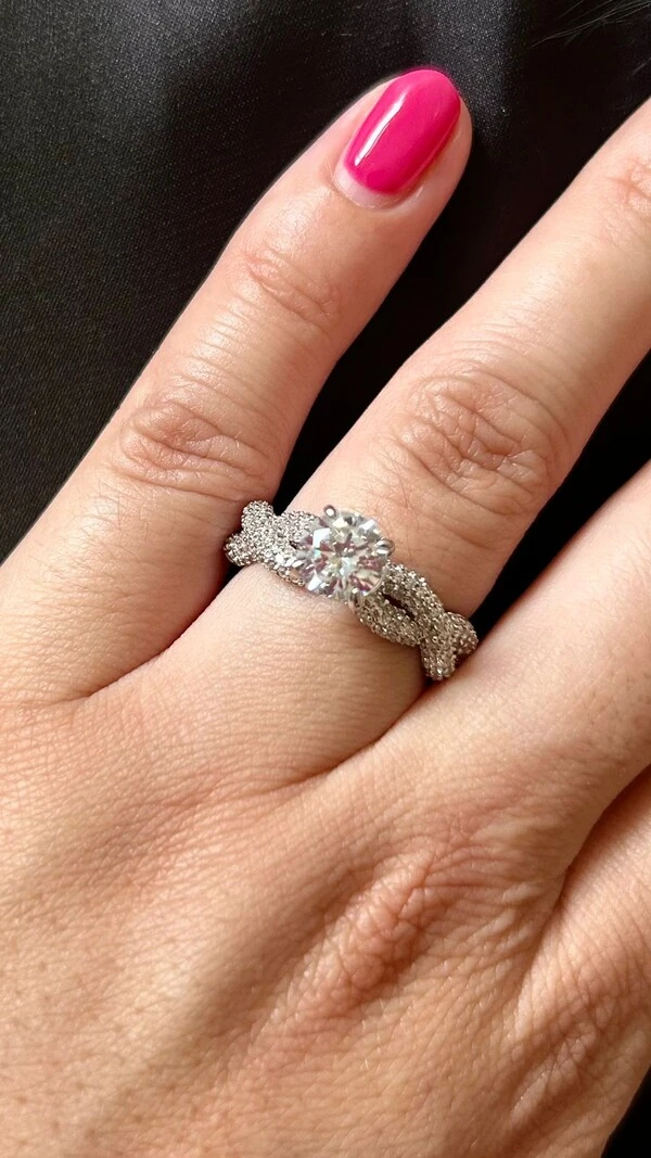 Anel Solitário torcido micro cravação zircônia Prata 925 Ródio