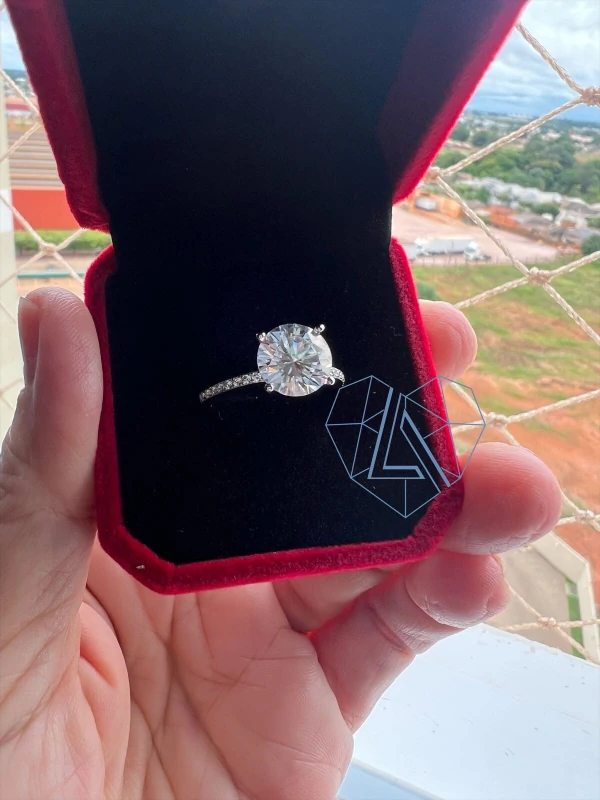 Anel Solitário aro cravejado Moissanite Prata 925 Ródio