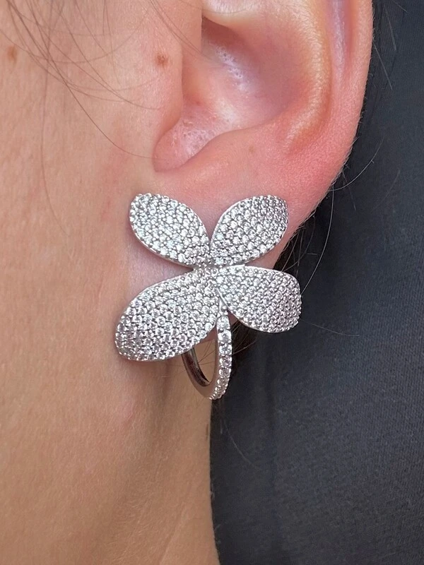 Brinco Quatro Pétalas Ear bling Micro Cravação Prata 925 Ródio