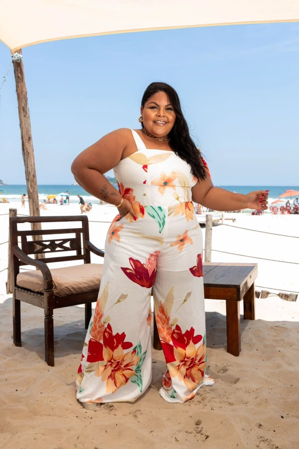 Macacão pantalona em viscose estampado com alças de amarração, costa com lastex e zíper