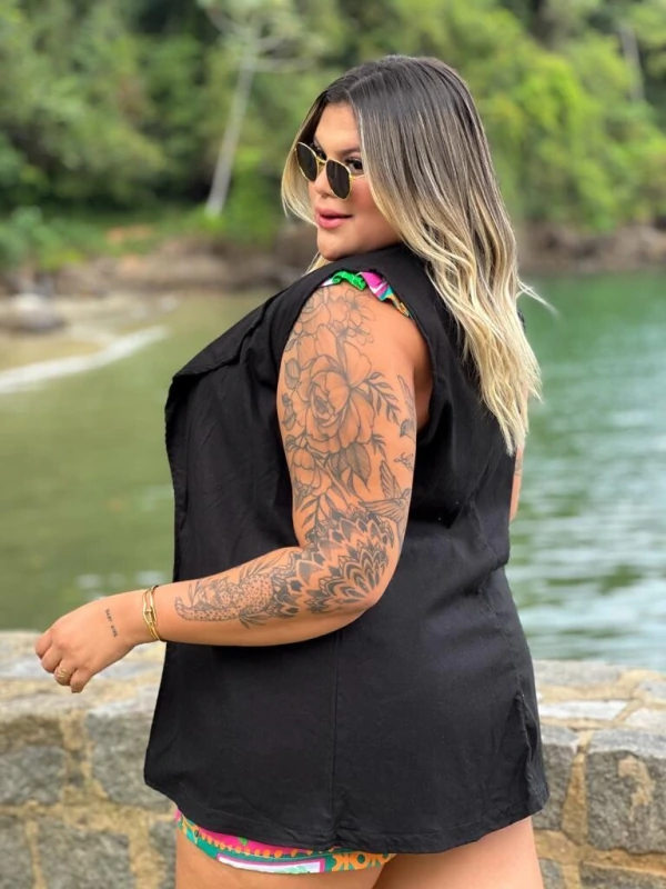 Max colete em linho com gola e recorte