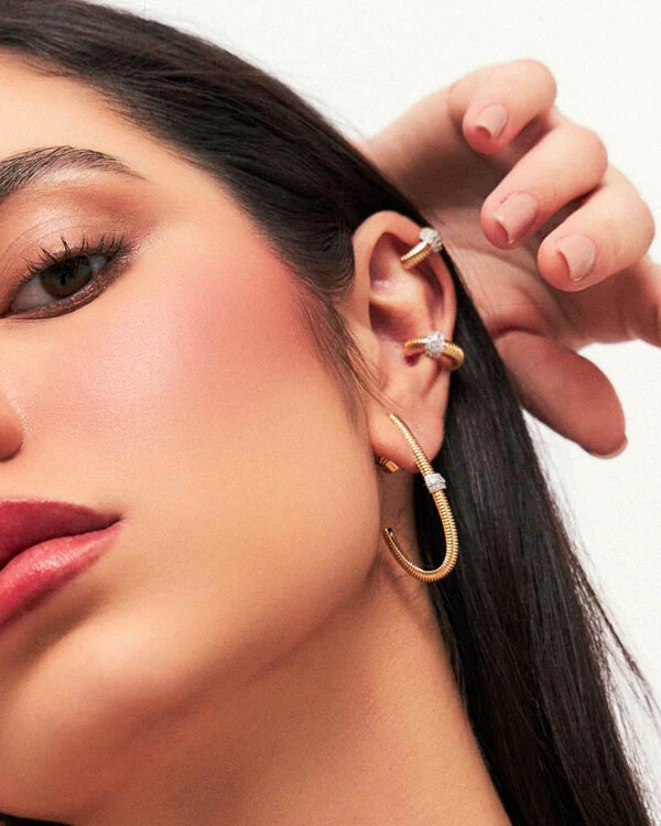 Piercing Cora
