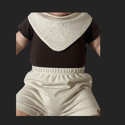 Foto 👶✨ Body com Babador e Short Masculino Bebê – Conforto e Estilo que a pele do bebe merece