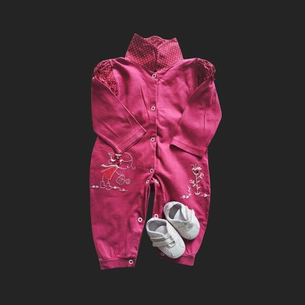 Macacão delicado como a pelo do bebê