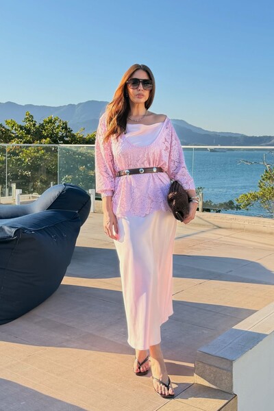 Foto Blusa em Renda com Decote Profundo e Regata