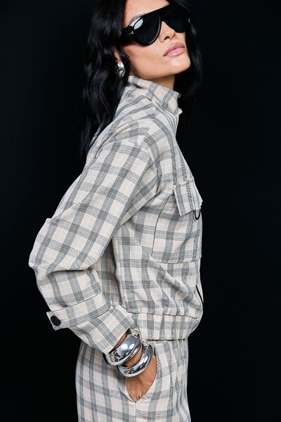 FotoJaqueta Xadrez Com Aviamentos Contrastantes