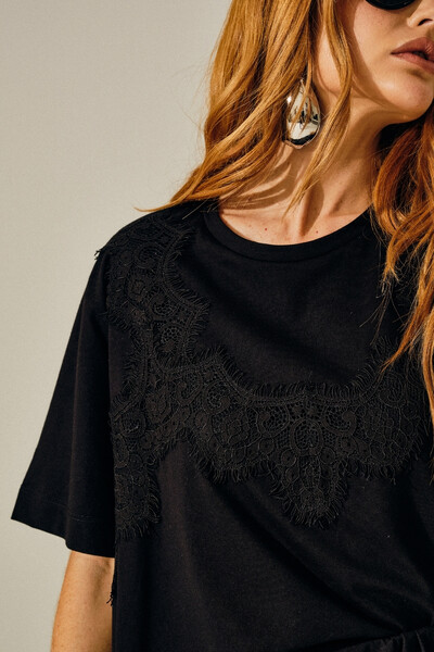 Foto T-Shirt Oversized com Top Renda Sobreposto