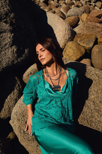 Foto Blusa em Renda com Decote Profundo e Regata