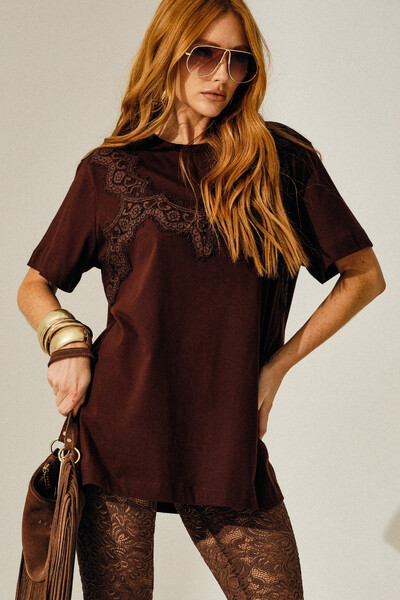 Foto T-Shirt Oversized com Top Renda Sobreposto
