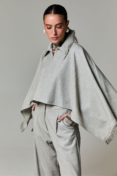 Foto Poncho Com Zíper e Detalhes Desfiados