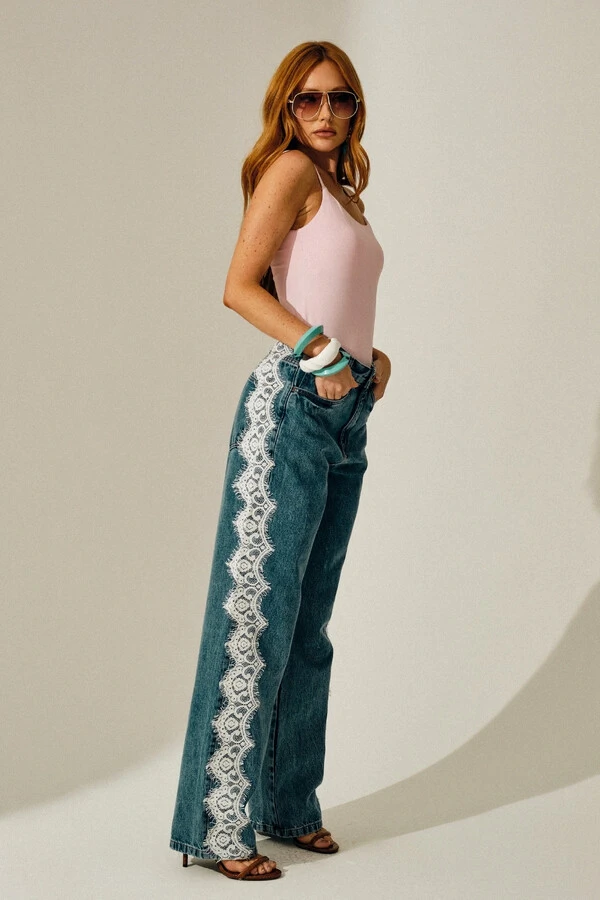 Calça Jeans Reta com Renda