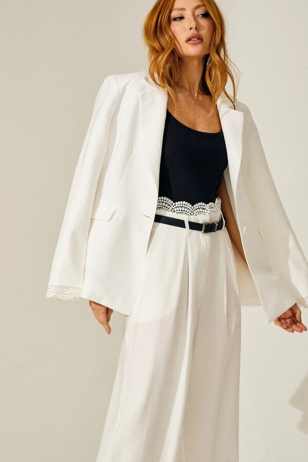 Blazer Alfaiataria com Detalhe de Renda