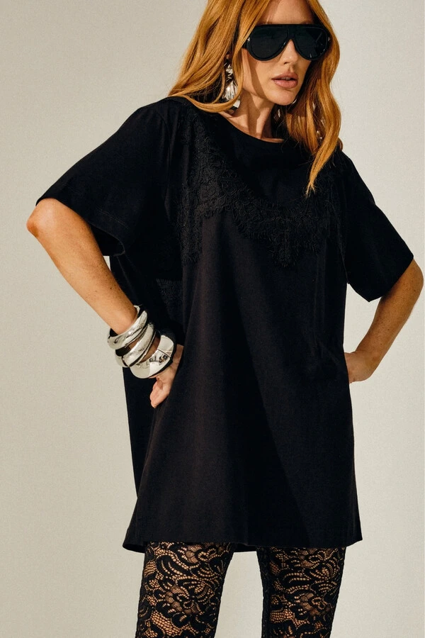 T-Shirt Oversized com Top Renda Sobreposto