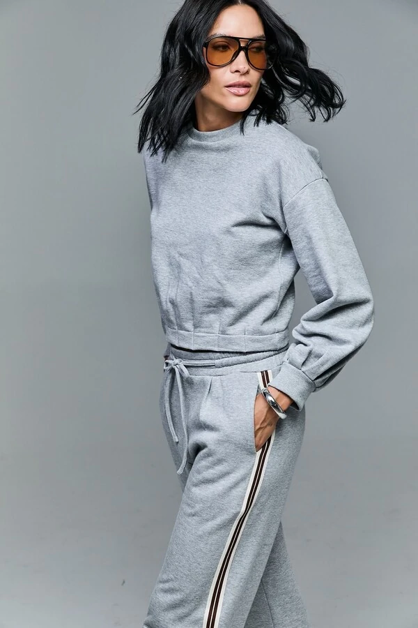 Moletom Com Detalhe De Pregas Na Barra E Mangas