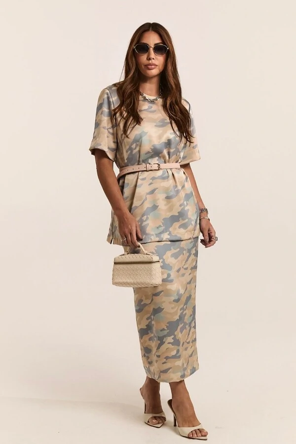 Saia Reta Camuflada em Alfaiataria Acetinada Timeless