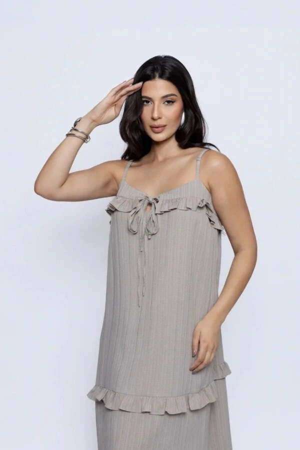 Vestido Amplo Detalhe Recorte Babados