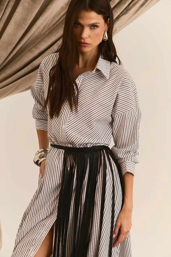 Vestido Com Recortes Listrado