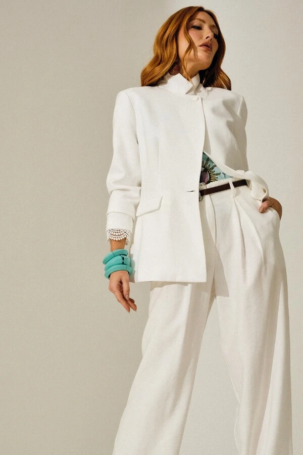 Blazer Alfaiataria com Detalhe de Renda
