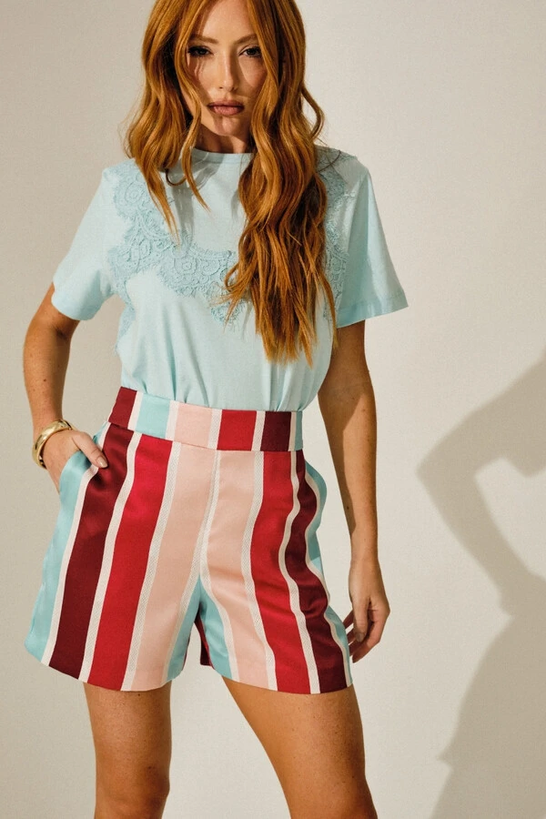 Shorts em Alfaiataria Listrada