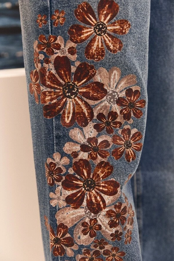 Calça Jeans Mom Estampa Floral Localizada