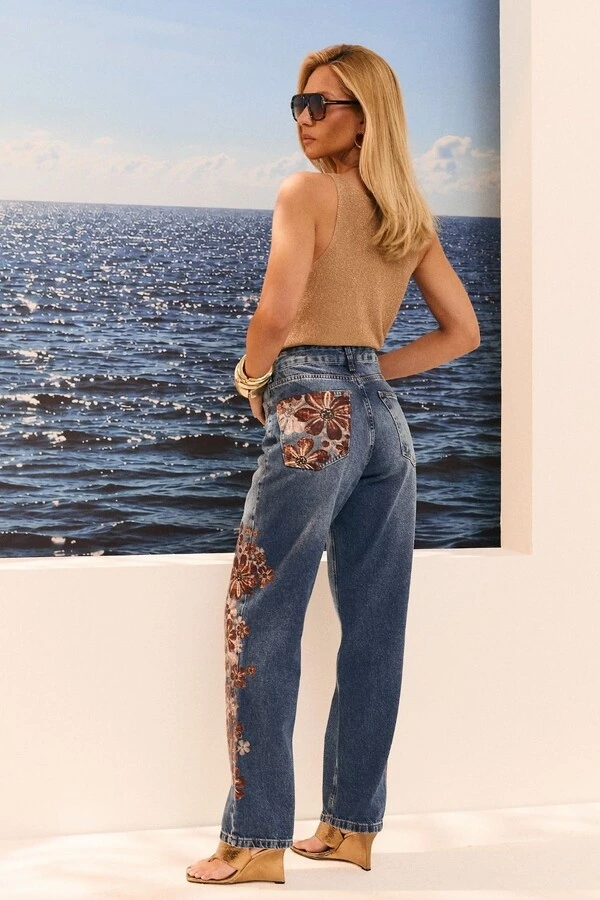 Calça Jeans Mom Estampa Floral Localizada