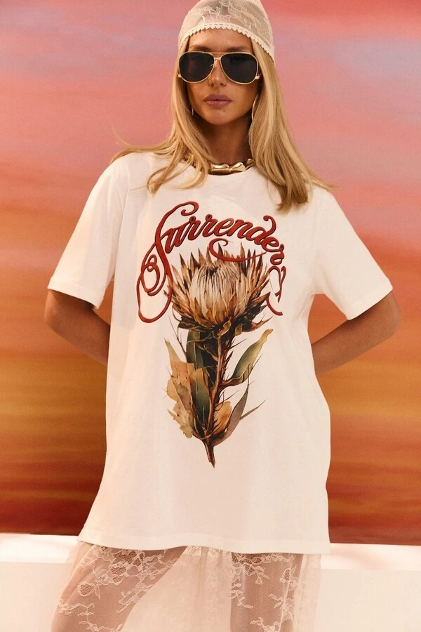 T-Shirt Over Estampa Surrender
