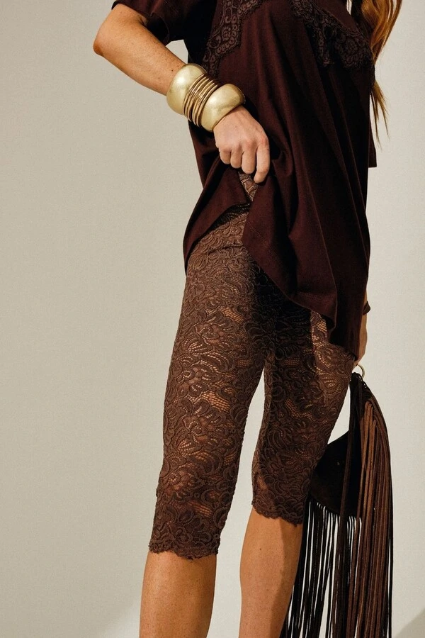 Calça Capri em Renda