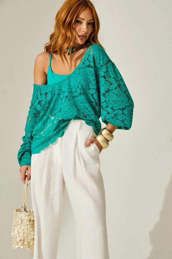 Blusa em Renda com Decote Profundo e Regata
