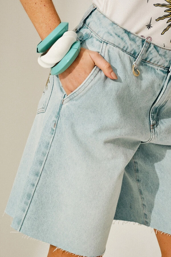 Bermuda Jeans Lavagem Clara com Bolso Estampado