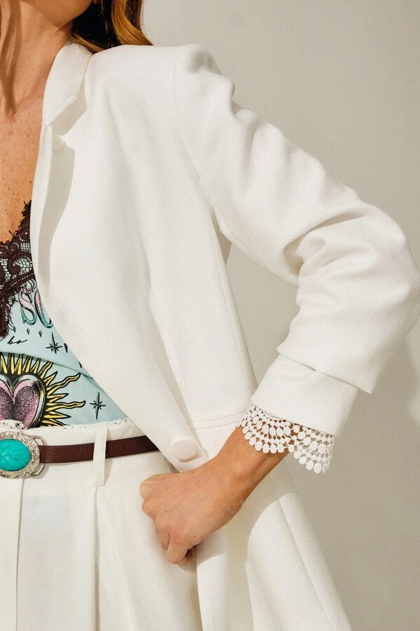 Blazer Alfaiataria com Detalhe de Renda