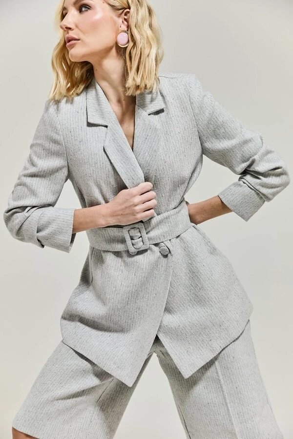 Blazer Alongado Alfaiataria Risca de Giz com Faixa