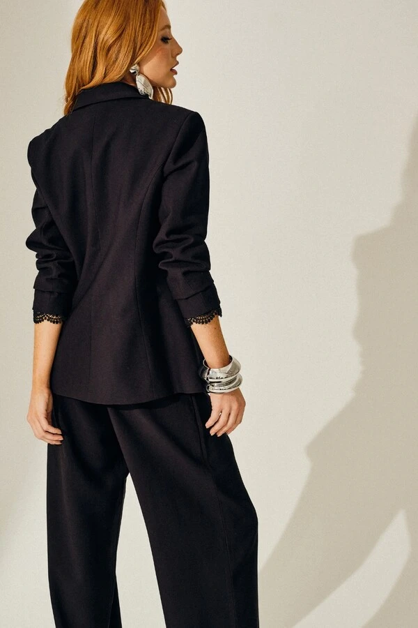 Blazer Alfaiataria com Detalhe de Renda