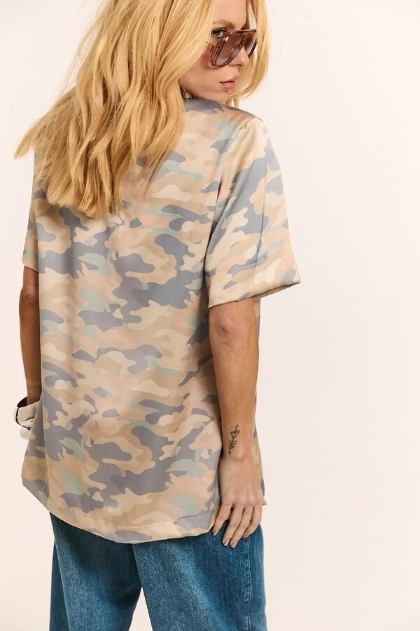 T-shirt Camuflada Oversized em Alfaiataria Acetinada Timeless