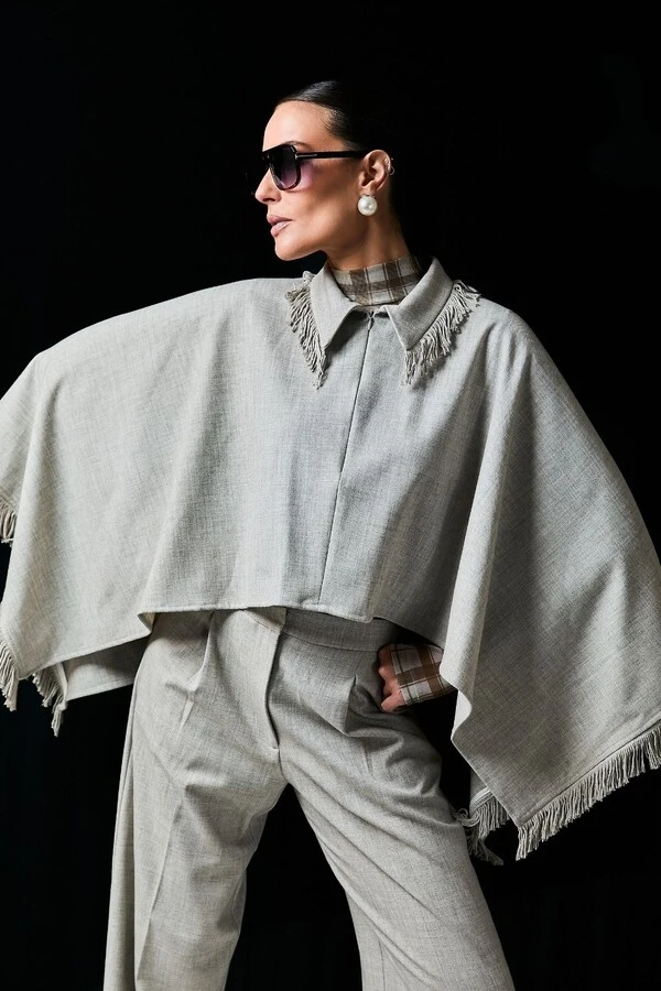Poncho Com Zíper e Detalhes Desfiados