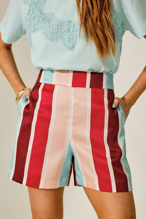 Shorts em Alfaiataria Listrada