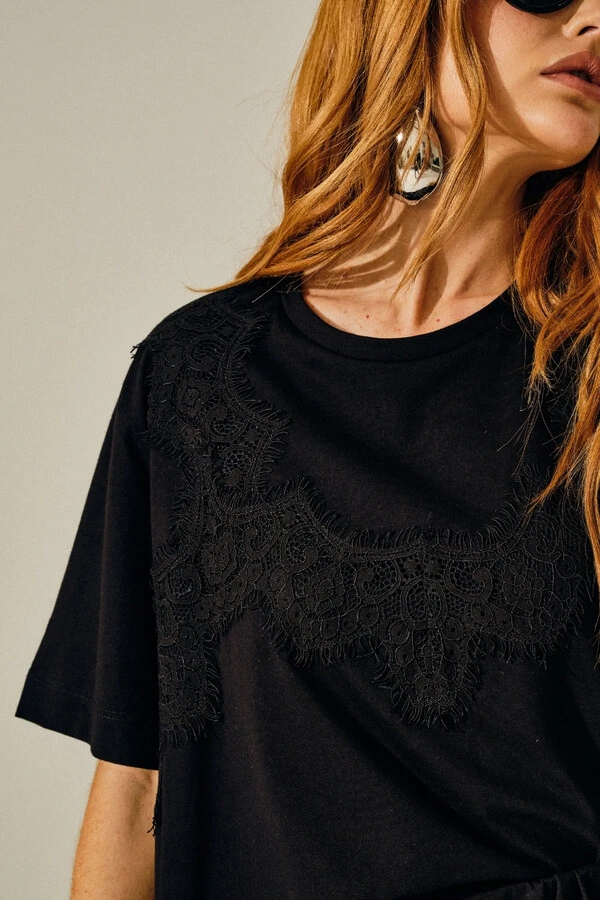 T-Shirt Oversized com Top Renda Sobreposto