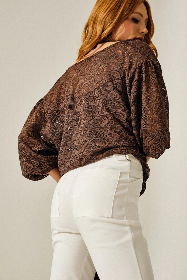 Blusa em Renda com Decote Profundo e Regata