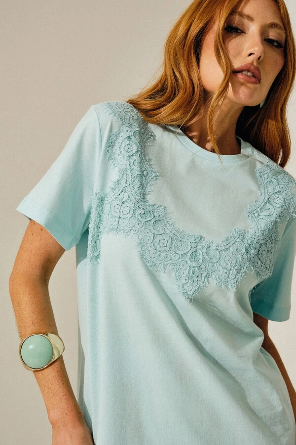 T-Shirt Clássica com Top Renda Sobreposto