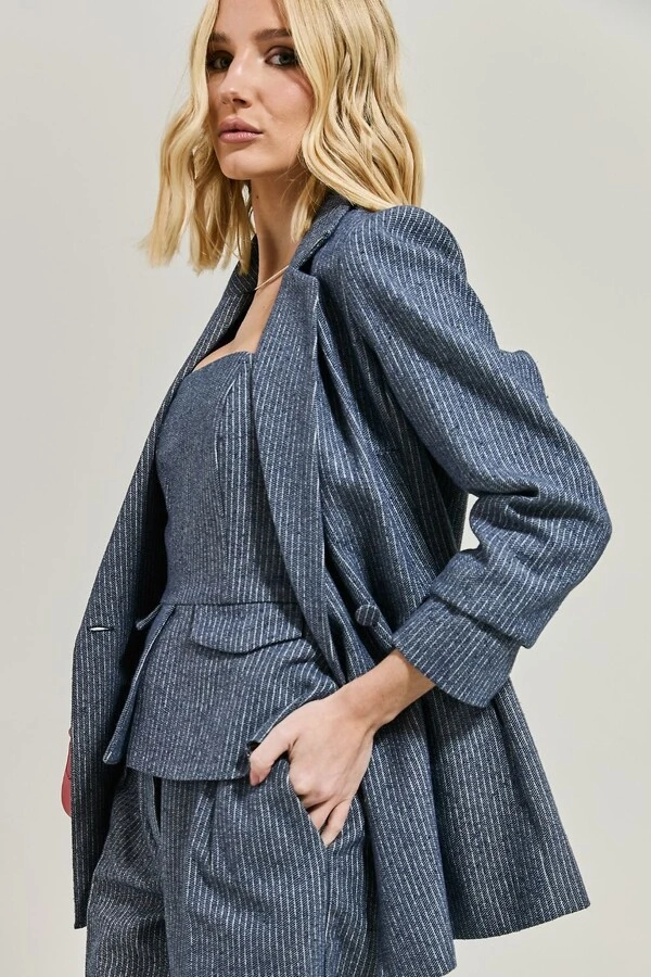 Blazer Alongado Alfaiataria Risca de Giz com Faixa