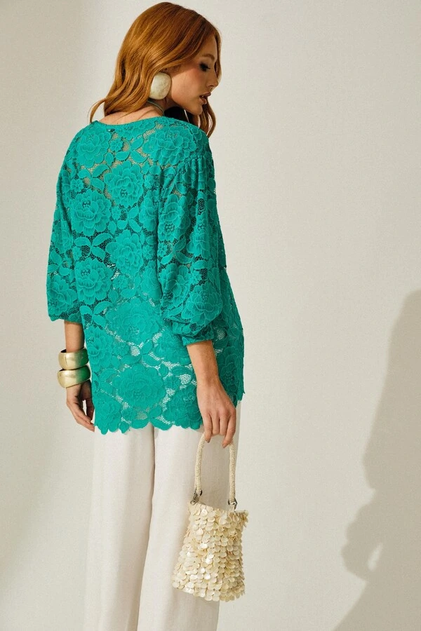 Blusa em Renda com Decote Profundo e Regata