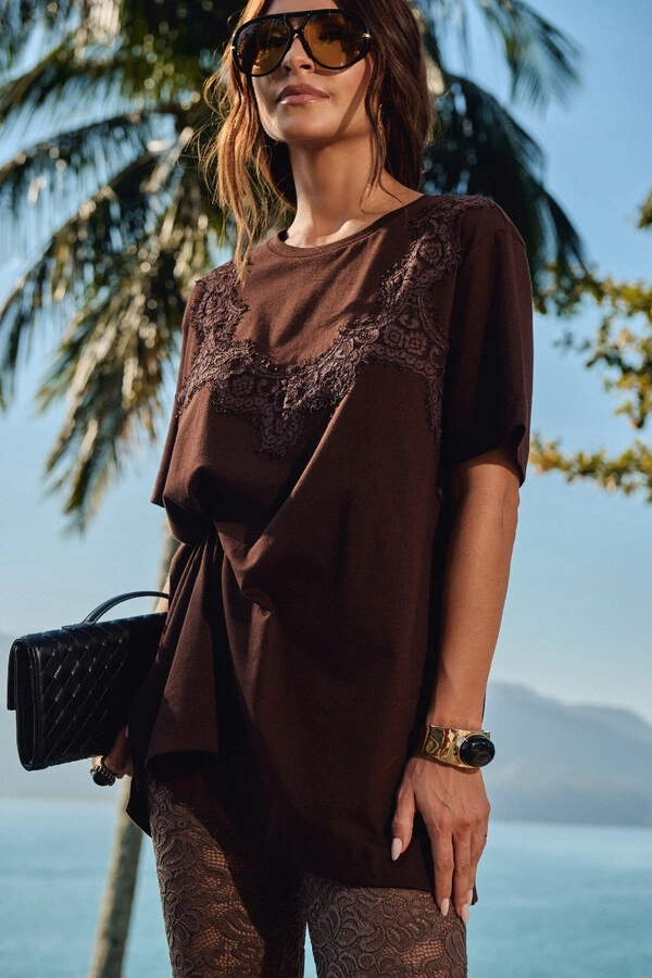 T-Shirt Oversized com Top Renda Sobreposto