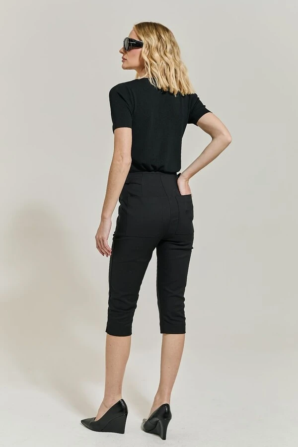 Calça Capri Alfaiataria com Meia Lua