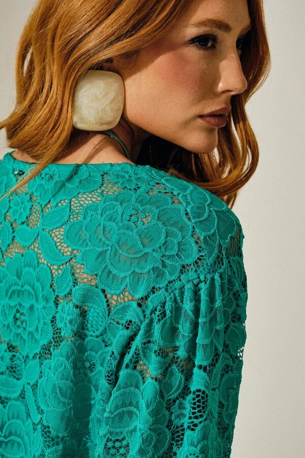 Blusa em Renda com Decote Profundo e Regata