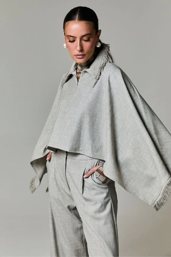 Poncho Com Zíper e Detalhes Desfiados
