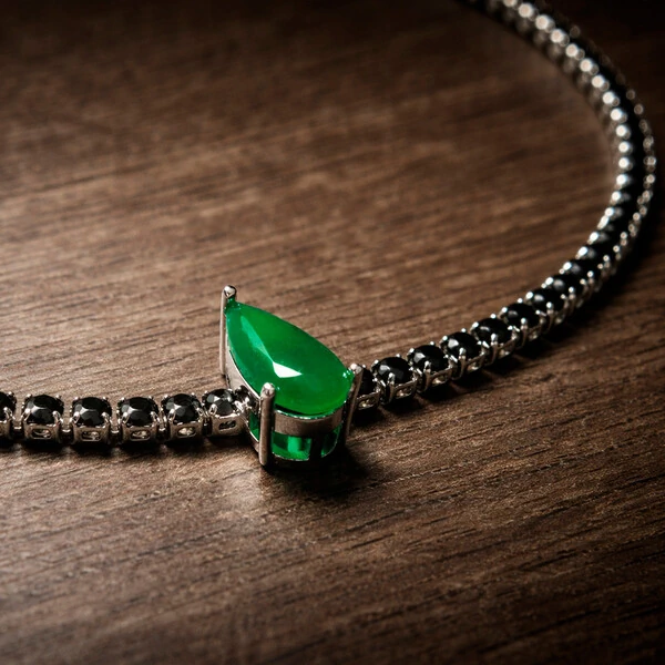 Colar Choker Gota Cristal cor Esmeralda com Cristal Negro Ouro Branco