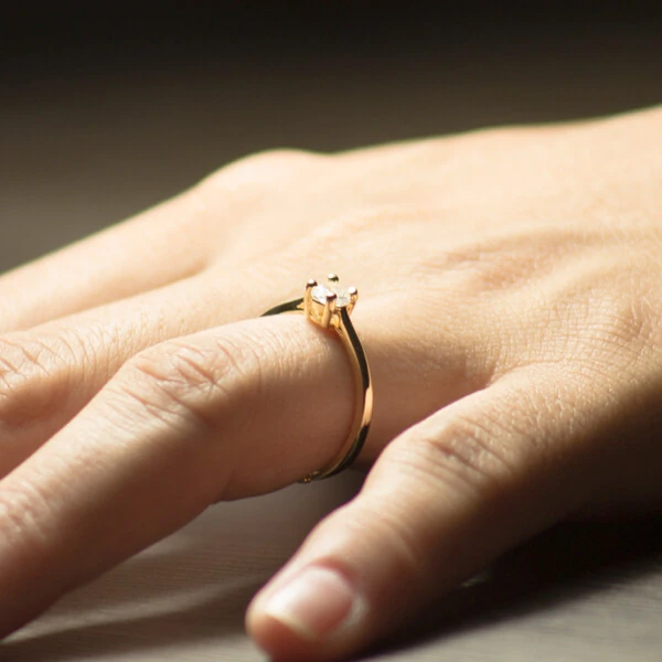 Anel Solitário Mozart Cristal Ouro Amarelo 18K