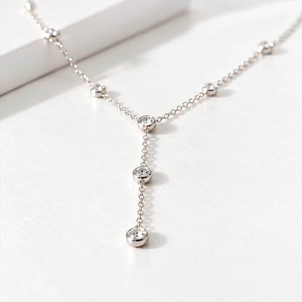 Colar Gravatinha Tifany Small com Zircônias Ouro Branco